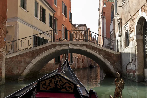 Pohled z gondoly během jízdy po kanálech Benátek — Stock fotografie