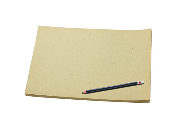 Lápiz y viejo cuaderno de bocetos en blanco aislado sobre fondo blanco —  Fotos de Stock