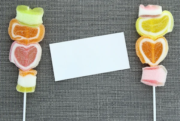 Colorido doce de geleia vara e etiqueta de papel branco — Fotografia de Stock