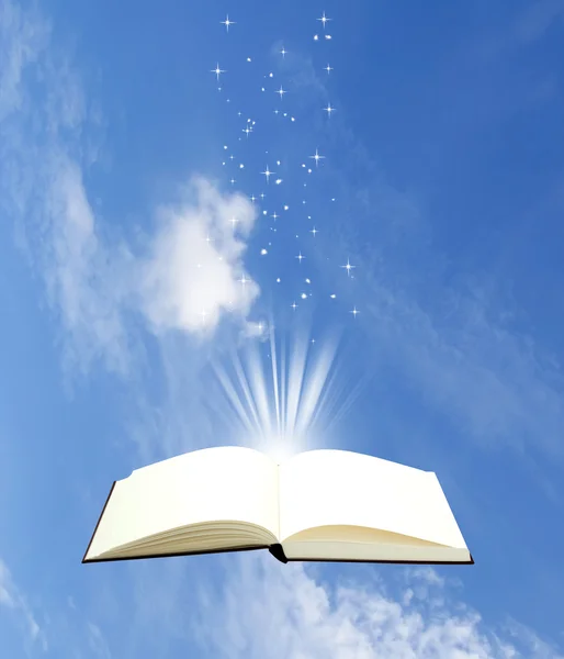 Abrir livro mágico no fundo do céu — Fotografia de Stock