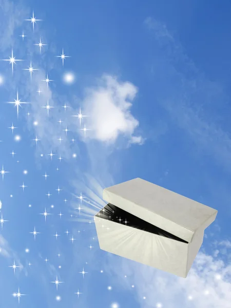 Abrir caixa de presente mágico no fundo do céu — Fotografia de Stock