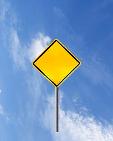 Sinal de aviso de estrada amarelo em branco no céu — Fotografia de Stock