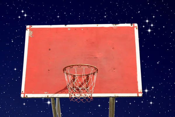 Utomhus basket hoop på natthimlen — Stockfoto