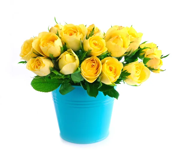 Hermoso ramo de rosas amarillas en un cubo azul — Foto de Stock