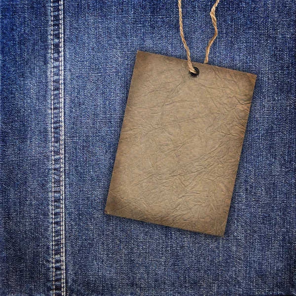 Фон Джинсовая текстура с картонной этикеткой — стоковое фото