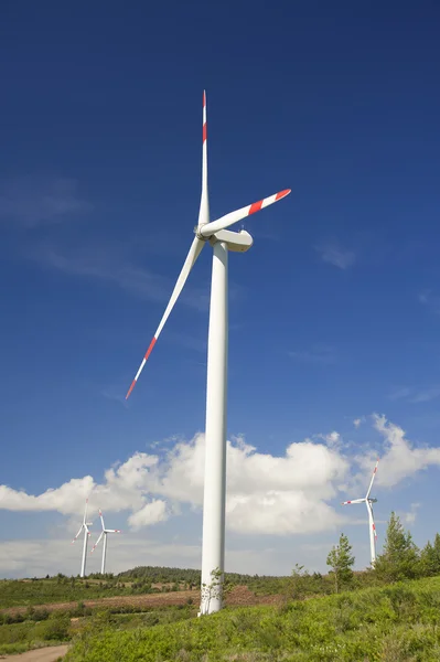 Энергия ветра, белая турбина — стоковое фото