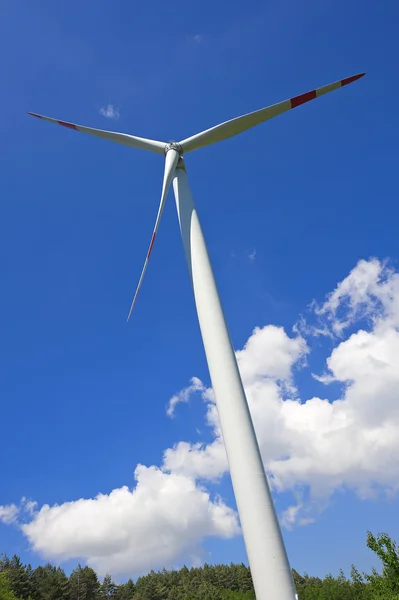 Энергия ветра, белая турбина — стоковое фото