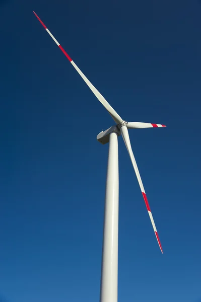 Energie, witte windturbine — Stockfoto