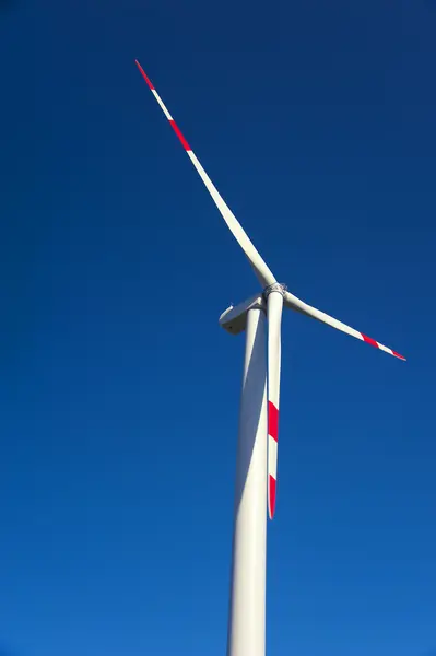Energia eólica, turbina branca — Fotografia de Stock
