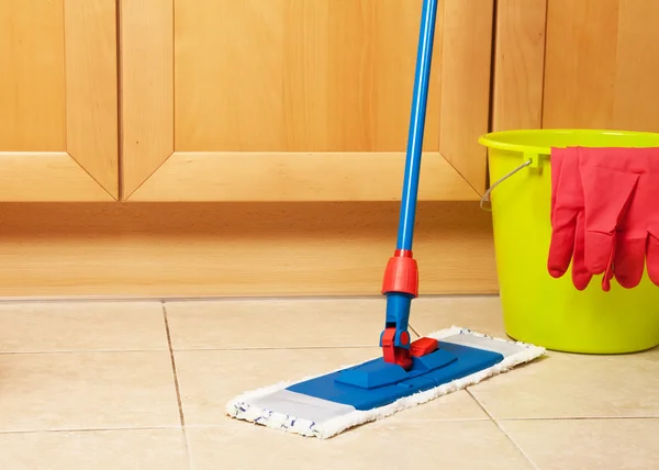 Limpieza de la casa con la fregona — Foto de Stock