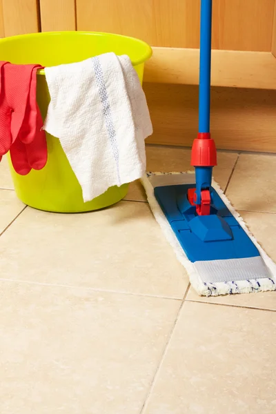 Ev temizliği ile paspas — Stok fotoğraf