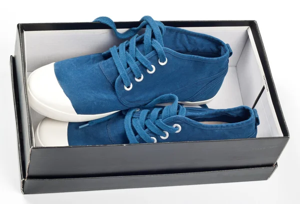 Ein paar neue blaue Schuhe in einem Schuhkarton — Stockfoto