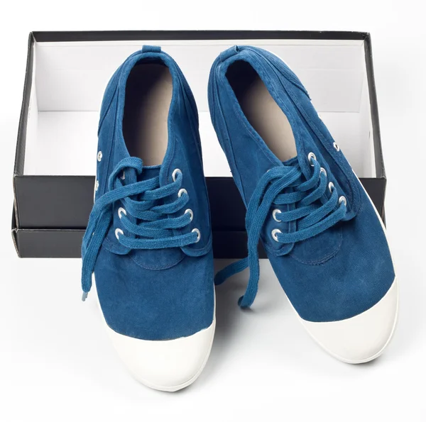 Une paire de nouvelles chaussures bleues sur la boîte — Photo