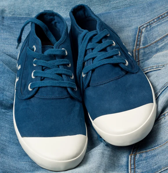 한 청바지에 새로운 블루 신발 한 켤레 — 스톡 사진