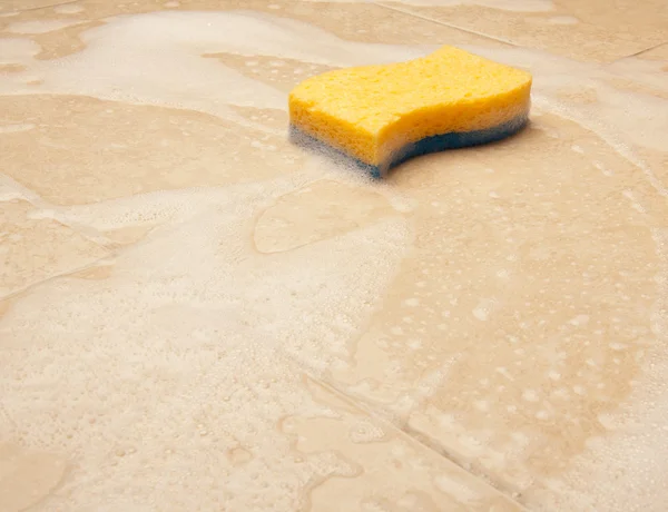 Limpieza de la casa con esponja — Foto de Stock