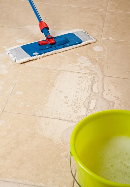 ᐈ Escoba y trapeador imágenes de stock, dibujos escobas y trapeadores