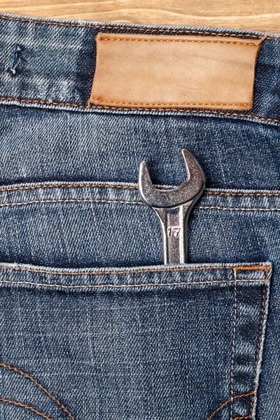 Sleutelmaat in blue jeans zak — Stockfoto