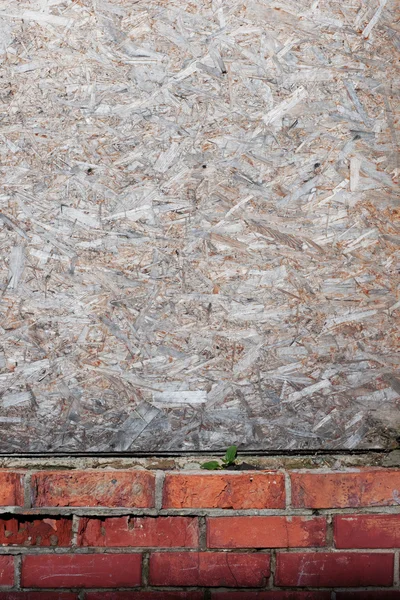 Madeira compactada e parede grunge tijolo — Fotografia de Stock