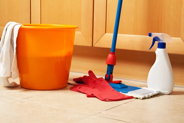 Limpieza de la casa con la fregona — Foto de Stock