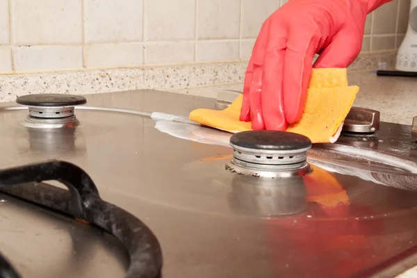 Человек чистит газовую плиту — стоковое фото