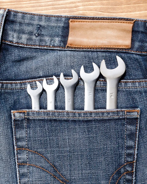 Skiftnycklar i blå jeans ficka — Stockfoto