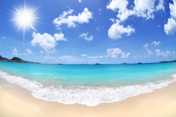 Tropical Karaibów Island Beach w piękny, słoneczny dzień - rybie oko — Zdjęcie stockowe
