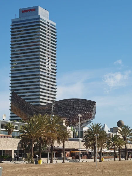 巴塞罗那海滩，鲸鱼结构，春天 2012 — 图库照片