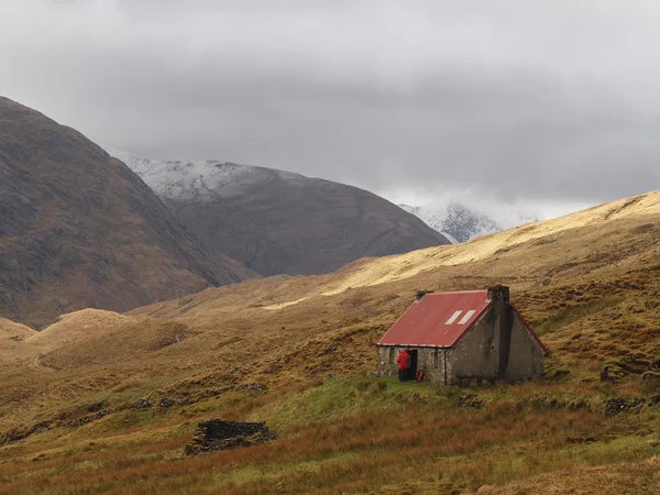 Camban chýše, gleann fionn, Skotsko v květnu. — Stock fotografie