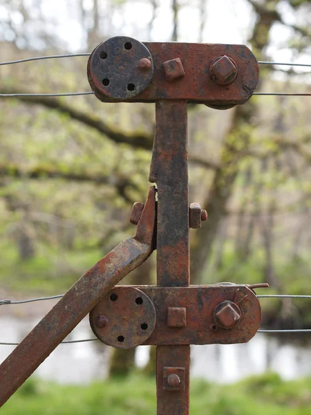 Rostig ståltråd staket och spännaren, Skottland. — Stockfoto