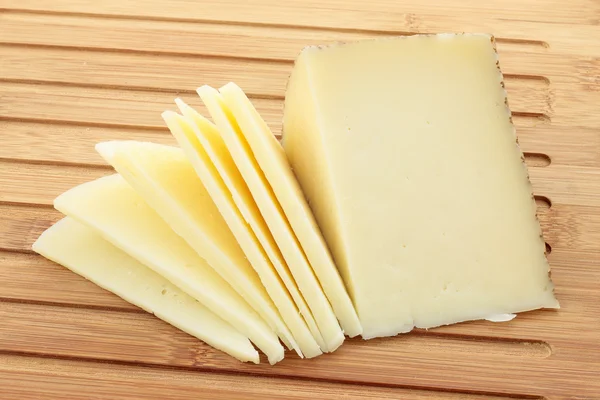 Cuña de queso cortada —  Fotos de Stock