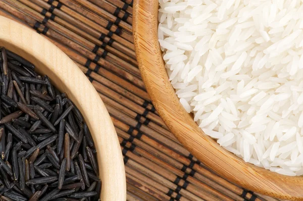 Arrangemang av vitt och brunt ris — Stockfoto