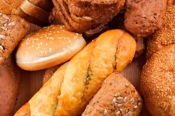 Arrangemang av nybakat bröd och rullar — Stockfoto