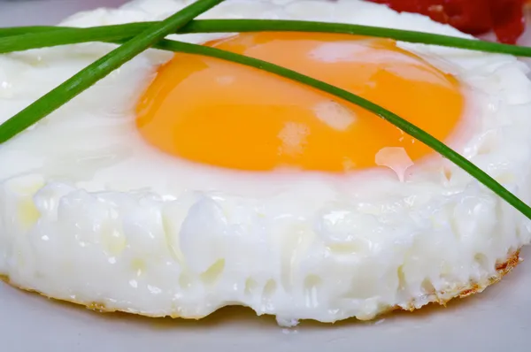 Смажені яйця сонячна сторона вгору — стокове фото