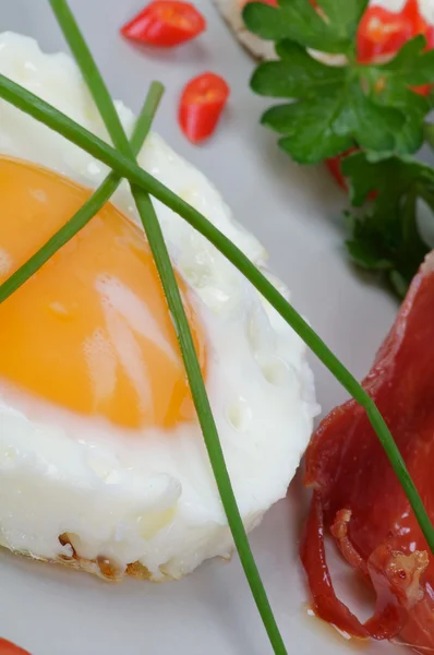 튀긴 계란 써니 사이드를 채소와 베이컨 — 스톡 사진