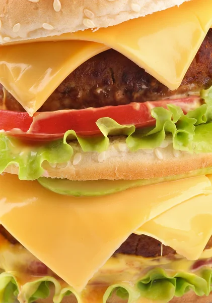 Smakelijke dubbele cheeseburger close-up — Stockfoto
