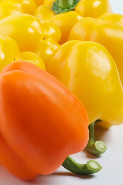 Gelbe und orangefarbene Paprika — Stockfoto