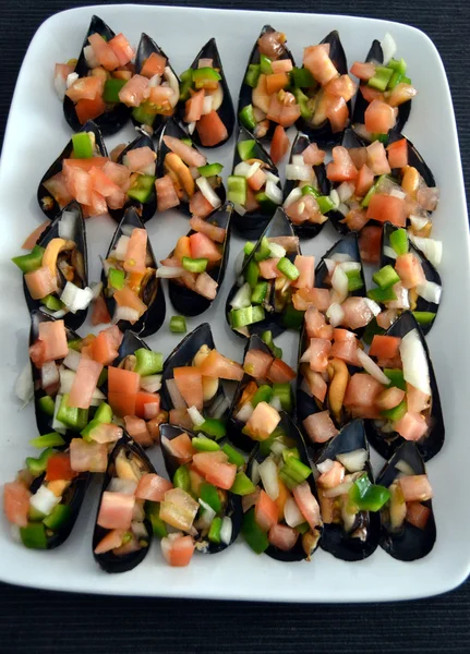 biber, soğan ve domates ile midye.