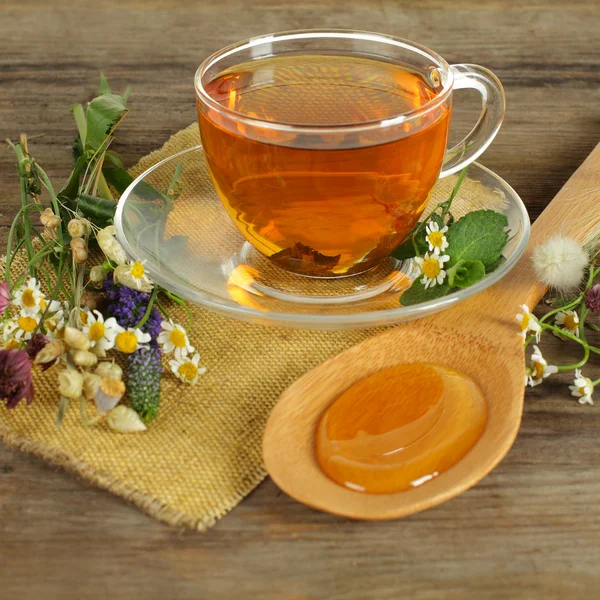 Τσάι βοτάνων, χαμομήλι και μέλι — Φωτογραφία Αρχείου