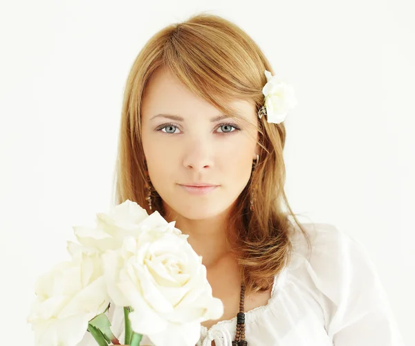 Sommermädchen - Frau mit Blumen — Stockfoto