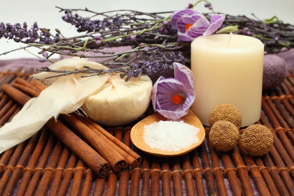Aromaterapi - spa nesneleri ve çiçekler — Stok fotoğraf