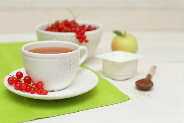 Tee und rote Johannisbeeren, Lebensmittel Hintergrund — Stockfoto