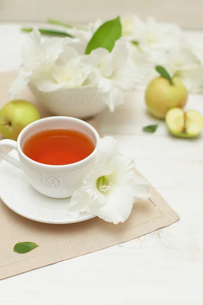 Sommaren te med gladiole blommor, söta bakgrund — Stockfoto