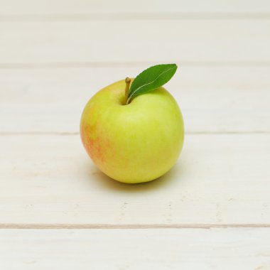 Beyaz ahşap zemin üzerinde elma meyve