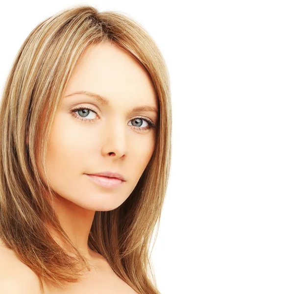 Mooie vrouw met natuurlijke make-up, gezicht close-up — Stockfoto