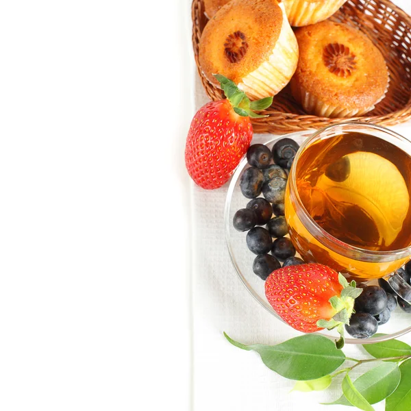 Te, muffins och röda jordgubbar isolerade — Stockfoto