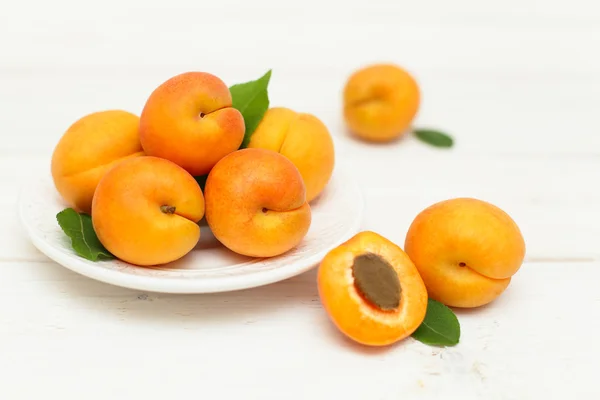 Плоды абрикосов в миске на заднем плане — стоковое фото