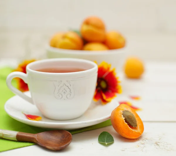 Reggel a tea és a nyári gyümölcs — Stock Fotó
