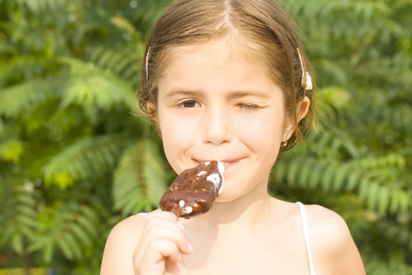 Child eating ice cream — Stock Photo, Image