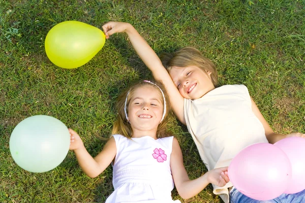 Crianças felizes com balões — Fotografia de Stock