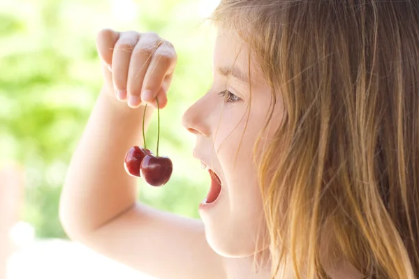 Cherry in the mouth — Stock Photo, Image